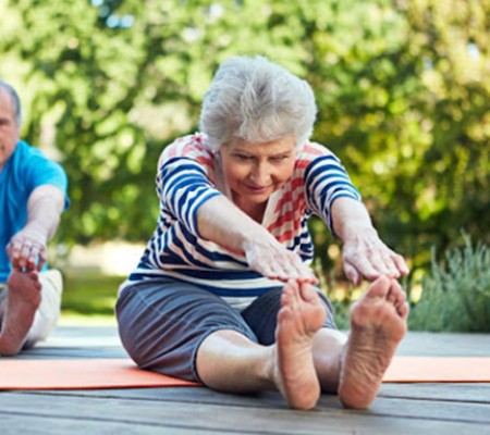 Các bài tập yoga tại nhà phù hợp cho người cao tuổi 